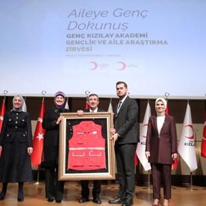 Bakanımız Göktaş, Genç Kızılay Akademi Gençlik ve Aile Araştırma Zirvesi'nde konuştu - fotoğraf 5
