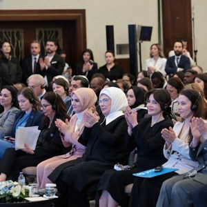 Emine Erdoğan Hanımefendi ve Bakanımız Göktaş, "Çocukların Dijital Ortamda Korunmasına İlişkin Uluslararası Politika ve Uygulama Paylaşımı" toplantısına katıldı - fotoğraf 6