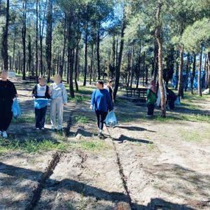  Çevre bilincine dikkat çekmek amacıyla çöp toplama etkinliği gerçekleştirdi. - fotoğraf 4