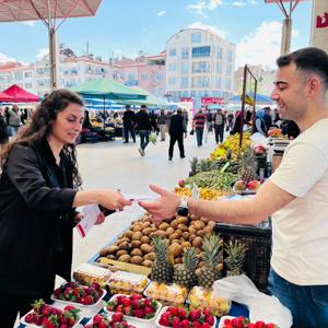 Saha çalışmaları kapsamında; sosyal hizmetlere erişim, aile destekleri ve çocuk hizmetleri başta olmak üzere pek çok konuda bilgilendirme yapıldı. - fotoğraf 3