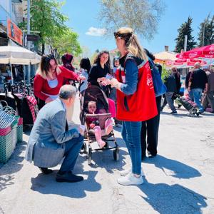 Saha çalışmaları kapsamında; sosyal hizmetlere erişim, aile destekleri ve çocuk hizmetleri başta olmak üzere pek çok konuda bilgilendirme yapıldı. - fotoğraf 10