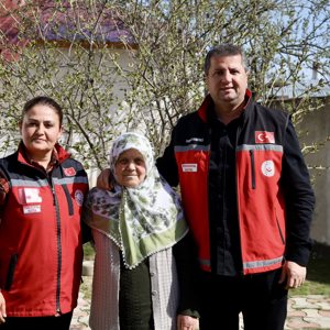 Kahraman Şehidimiz Gökhan Yılmaz’ın bizlere emaneti olan kıymetli Annesi Saniye Yılmaz’ı ziyaret ederek ellerinden öptük. - fotoğraf 1
