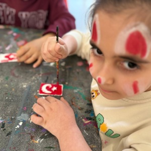 Düziçi Sosyal Hizmet Merkezi Şehit Yakınları ve Gaziler Birimi personelleri, Düziçi Gençlik Merkezi ev sahipliğinde şehit ve gazi çocukları ile ailelerinin katılımıyla ok atma ve yüz boyama etkinliği  gerçekleştirmiştir. - fotoğraf 4