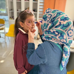 Düziçi Sosyal Hizmet Merkezi Şehit Yakınları ve Gaziler Birimi personelleri, Düziçi Gençlik Merkezi ev sahipliğinde şehit ve gazi çocukları ile ailelerinin katılımıyla ok atma ve yüz boyama etkinliği  gerçekleştirmiştir. - fotoğraf 3
