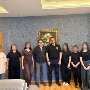 Çocuk Evleri Koordinasyon Merkezi Müdürlüğü’ne bağlı çocuk evlerimizde hizmet alan çocuklarımız, Kadirli İlçe Emniyet Müdürümüzü ziyaret etti. Sohbetler eşliğinde güzel vakit geçirmeleri sağlandı. - fotoğraf 2
