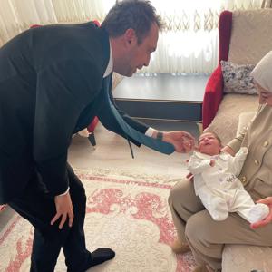 İl Müdürümüz Sn. Çetin Tutaş ,Yakın zamanda bebekleri dünyaya gelen ailemizi ziyaret etti. - fotoğraf 1