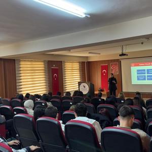 Üniversite Öğrencilerine Kadına Yönelik Şiddetle Mücadele Eğitimi Düzenlendi. - fotoğraf 3