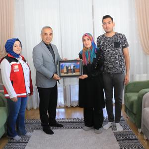 İL MÜDÜRÜMÜZ SAYIN ÖMER FARUK ERGÜN, ŞEHİT POLİS MEMURU HALİT BAYDOĞAN’IN AİLESİNİ ZİYARET ETTİ - fotoğraf 2