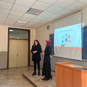 Hendek Eğitim Bilimleri Fakültesi’nde Üniversite Öğrencilerine “Kadına Yönelik Şiddetle Mücadele ve Güvenli İlişkiler” Eğitimi Verildi - fotoğraf 2