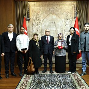 KKTC Gazisi Ahmet Çetin’in Eşi Zeliha Çetin, Valimiz Yılmaz Şimşek’i Makamında Ziyaret Etti. - fotoğraf 2