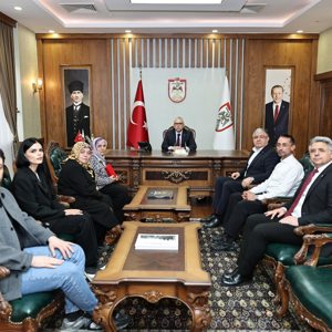 KKTC Gazisi Ahmet Çetin’in Eşi Zeliha Çetin, Valimiz Yılmaz Şimşek’i Makamında Ziyaret Etti. - fotoğraf 3