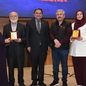 Kırşehir Valiliğimizin himayesinde, Aile ve Sosyal Hizmetler İl Müdürlüğümüz ve Ahi Evran Üniversitemizin iş birliğiyle düzenlediğimiz Koruyucu Aile Paneli'nde, yürekleri ısıtan bir gerçeği bir kez daha hatırladık: - fotoğraf 1