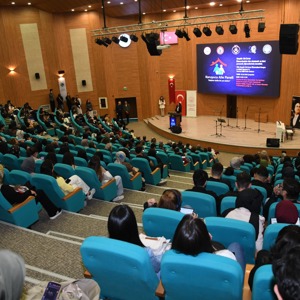 Kırşehir Valiliğimizin himayesinde, Aile ve Sosyal Hizmetler İl Müdürlüğümüz ve Ahi Evran Üniversitemizin iş birliğiyle düzenlediğimiz Koruyucu Aile Paneli'nde, yürekleri ısıtan bir gerçeği bir kez daha hatırladık: - fotoğraf 5