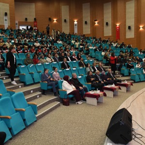 Kırşehir Valiliğimizin himayesinde, Aile ve Sosyal Hizmetler İl Müdürlüğümüz ve Ahi Evran Üniversitemizin iş birliğiyle düzenlediğimiz Koruyucu Aile Paneli'nde, yürekleri ısıtan bir gerçeği bir kez daha hatırladık: - fotoğraf 6