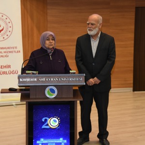 Kırşehir Valiliğimizin himayesinde, Aile ve Sosyal Hizmetler İl Müdürlüğümüz ve Ahi Evran Üniversitemizin iş birliğiyle düzenlediğimiz Koruyucu Aile Paneli'nde, yürekleri ısıtan bir gerçeği bir kez daha hatırladık: - fotoğraf 8