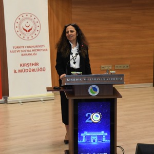 Kırşehir Valiliğimizin himayesinde, Aile ve Sosyal Hizmetler İl Müdürlüğümüz ve Ahi Evran Üniversitemizin iş birliğiyle düzenlediğimiz Koruyucu Aile Paneli'nde, yürekleri ısıtan bir gerçeği bir kez daha hatırladık: - fotoğraf 9