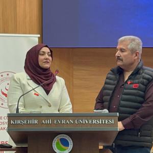 Kırşehir Valiliğimizin himayesinde, Aile ve Sosyal Hizmetler İl Müdürlüğümüz ve Ahi Evran Üniversitemizin iş birliğiyle düzenlediğimiz Koruyucu Aile Paneli'nde, yürekleri ısıtan bir gerçeği bir kez daha hatırladık: - fotoğraf 10