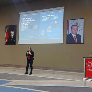 Personelimizin ve idarecilerimizin mesleki ve bireysel gelişimine katkı sağlamak amacıyla Kırşehir Ahi Evran Üniversitesi Öğretim Üyesi Doç. Dr. Hilal SEKİ ÖZ tarafından “Etkili Sunum Becerileri” konulu eğitim verildi. - fotoğraf 1