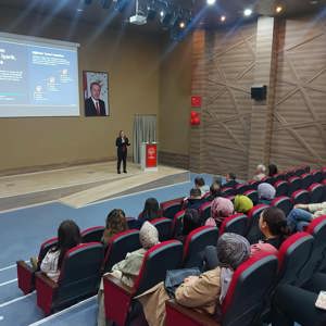 Personelimizin ve idarecilerimizin mesleki ve bireysel gelişimine katkı sağlamak amacıyla Kırşehir Ahi Evran Üniversitesi Öğretim Üyesi Doç. Dr. Hilal SEKİ ÖZ tarafından “Etkili Sunum Becerileri” konulu eğitim verildi. - fotoğraf 2