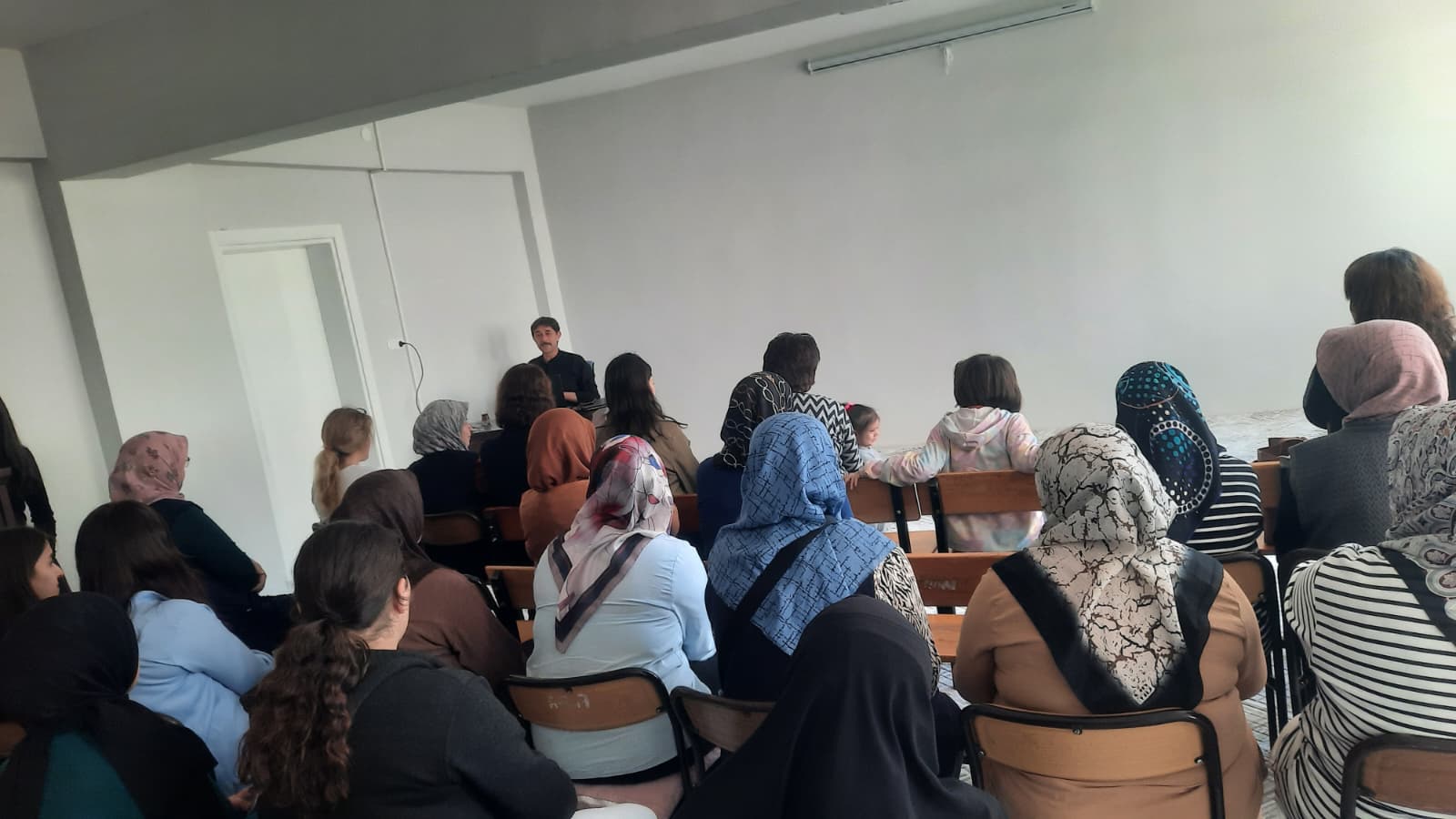 Çay Aile Destek Merkezinde (ADEM) de Değerlerin Edinilmesinde Ailenin Rolü ve Tütün Bağımlılığı ile Mücadele Konularında Eğitim Verildi