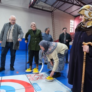 Huzurevlerimizde “Floor Curling” Sporu Tanıtıldı - fotoğraf 2