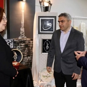 İl Müdürümüz Adem YÜCEL, Aile Destek Merkezi kursiyerlerine yönelik düzenlenen 2026 yılı 1. Eğitim Dönem Sonu sertifika töreni ve el sanatları sergisine katılım sağladılar. - fotoğraf 2