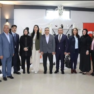 İl Müdürümüz Adem YÜCEL, Aile Destek Merkezi kursiyerlerine yönelik düzenlenen 2026 yılı 1. Eğitim Dönem Sonu sertifika töreni ve el sanatları sergisine katılım sağladılar. - fotoğraf 1