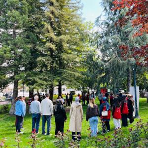 Cumhuriyet Meydanı’nda düzenlenen fiziksel egzersiz hareketleri etkinliğimiz, yoğun katılım ve büyük bir coşkuyla gerçekleştirildi.Cumhuriyet Meydanı’nda düzenlenen fiziksel egzersiz hareketleri etkinliğimiz, yoğun katılım ve büyük bir coşkuyla gerçekleştirildi. - fotoğraf 5