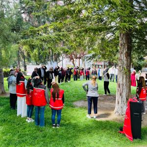 Cumhuriyet Meydanı’nda düzenlenen fiziksel egzersiz hareketleri etkinliğimiz, yoğun katılım ve büyük bir coşkuyla gerçekleştirildi.Cumhuriyet Meydanı’nda düzenlenen fiziksel egzersiz hareketleri etkinliğimiz, yoğun katılım ve büyük bir coşkuyla gerçekleştirildi. - fotoğraf 7