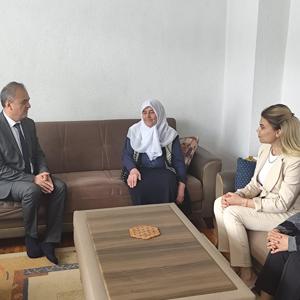 Aziz vatanımız uğruna görevini büyük bir fedakârlık ve kahramanlıkla yerine getirirken şehit olan kadın pilot Teğmen Ayfer Gök’ün kıymetli ailesi ziyaret edildi. - fotoğraf 1