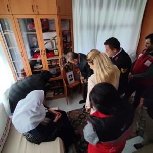 Aziz vatanımız uğruna görevini büyük bir fedakârlık ve kahramanlıkla yerine getirirken şehit olan kadın pilot Teğmen Ayfer Gök’ün kıymetli ailesi ziyaret edildi. - fotoğraf 2