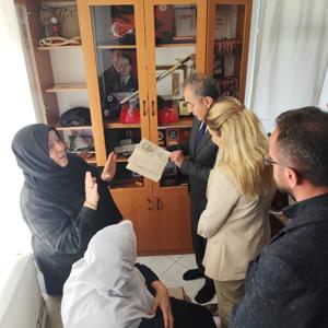 Aziz vatanımız uğruna görevini büyük bir fedakârlık ve kahramanlıkla yerine getirirken şehit olan kadın pilot Teğmen Ayfer Gök’ün kıymetli ailesi ziyaret edildi. - fotoğraf 3