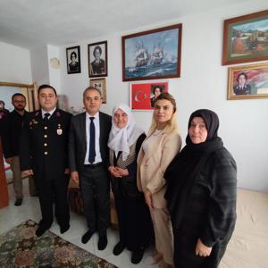 Aziz vatanımız uğruna görevini büyük bir fedakârlık ve kahramanlıkla yerine getirirken şehit olan kadın pilot Teğmen Ayfer Gök’ün kıymetli ailesi ziyaret edildi. - fotoğraf 5
