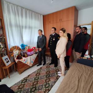 Aziz vatanımız uğruna görevini büyük bir fedakârlık ve kahramanlıkla yerine getirirken şehit olan kadın pilot Teğmen Ayfer Gök’ün kıymetli ailesi ziyaret edildi. - fotoğraf 4