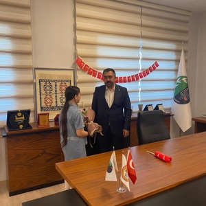 Çocuk Evleri Koordinasyon Merkezi Müdürlüğü’ne bağlı çocuk evlerimizde hizmet alan çocuklarımız, Gazi Mustafa Kemal Atatürk’ün çocuklara armağan ettiği 23 Nisan’da,  Osmaniye Barosu’nu ziyaret ettiler. - fotoğraf 1