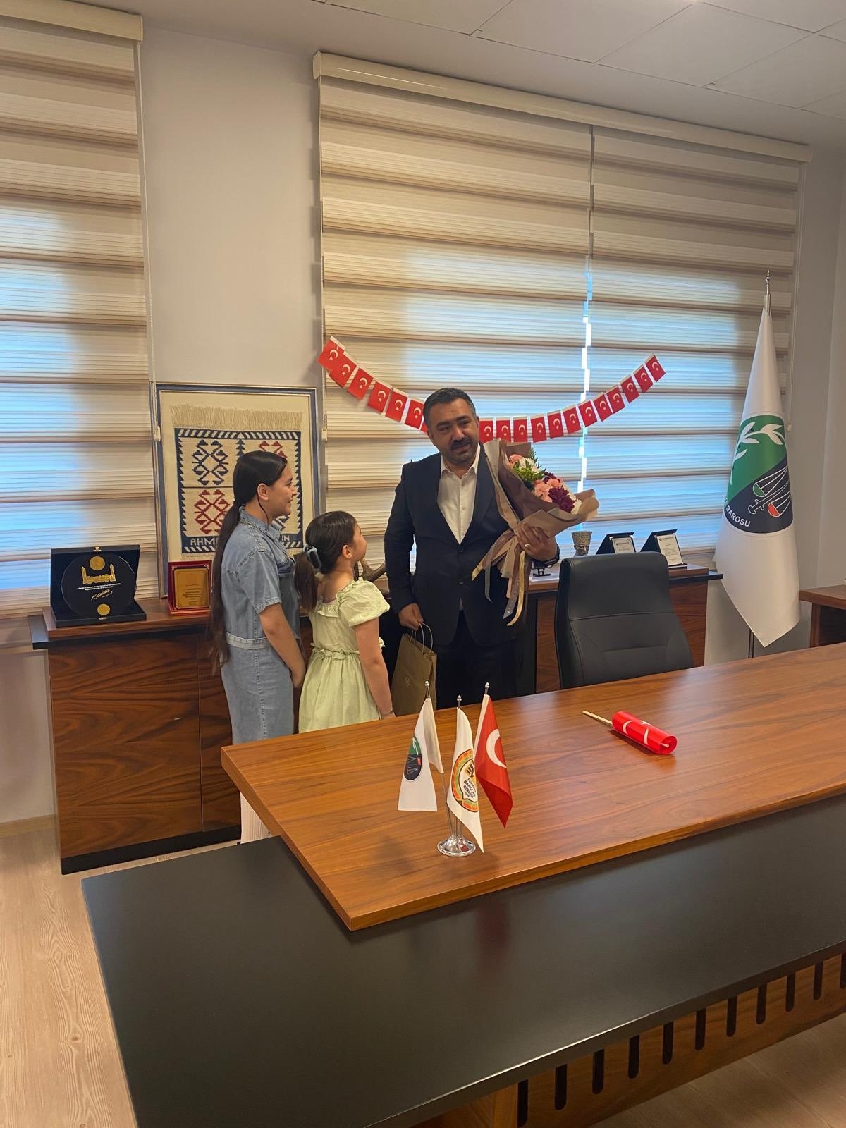 Çocuk Evleri Koordinasyon Merkezi Müdürlüğü’ne bağlı çocuk evlerimizde hizmet alan çocuklarımız, Gazi Mustafa Kemal Atatürk’ün çocuklara armağan ettiği 23 Nisan’da,  Osmaniye Barosu’nu ziyaret ettiler.