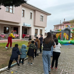 Ünye Sabancı Çocuk Evleri’nde 23 Nisan Coşkusu Geleceğin Hâkim ve Avukatları Cübbe Giydi - fotoğraf 9