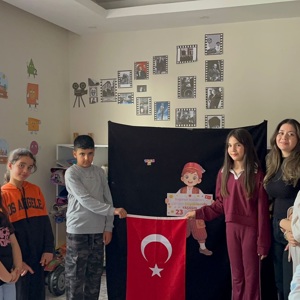 Kadirli Sosyal Hizmet Merkezi Müdürlüğü Sosyal Ekonomik Destek hizmetinden faydalanan okul destek çocukları ile birlikte, 23 Nisan Ulusal Egemenlik ve Çocuk   📌🇹🇷Bayramı kapsamında düzenlenen; • Nota Vuruş Değerleri • Orff Nedir? • Orff Etkinlikleri • Ritim Oyunu • İzmir Marşı ve İstiklal Marşı temalı etkinliklerle çocuklarımızın hem öğrenmeleri hem de keyifli vakit geçirmeleri sağlanmıştır. - fotoğraf 1