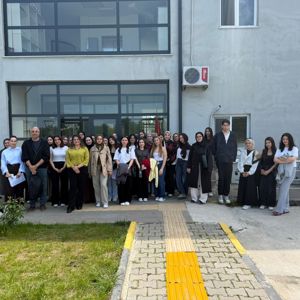 SAKARYA ÜNİVERSİTESİ SOSYAL HİZMET BÖLÜMÜ ÖĞRENCİLERİNDEN ARİFİYE BAKIM VE REHABİLİTASYON MERKEZİMİZE ZİYARET - fotoğraf 1