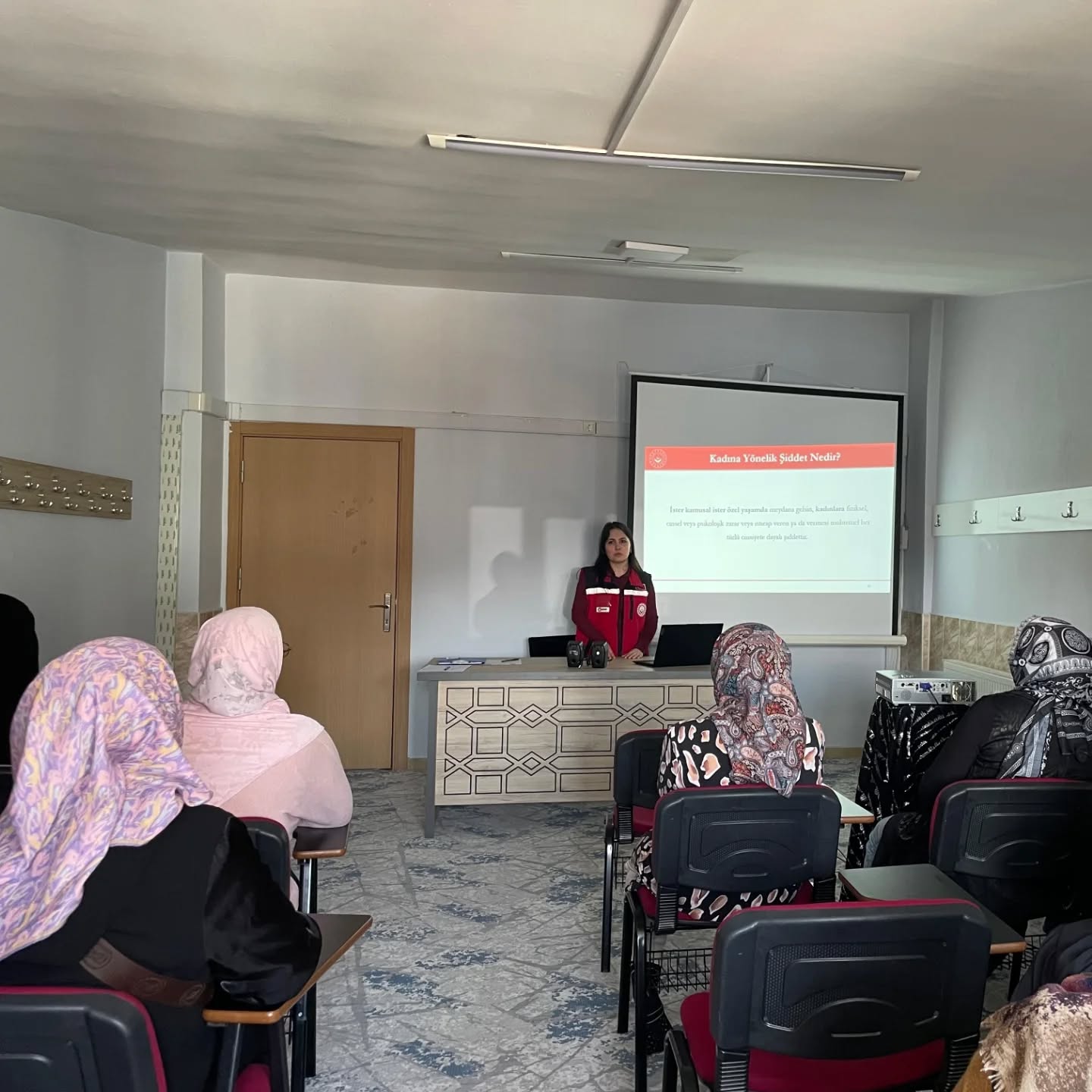 “Kadına Yönelik Şiddetle Mücadele Farkındalık Semineri” ile “İş Hayatı ve Hukuk” Konularında Eğitim Programı Gerçekleştirildi