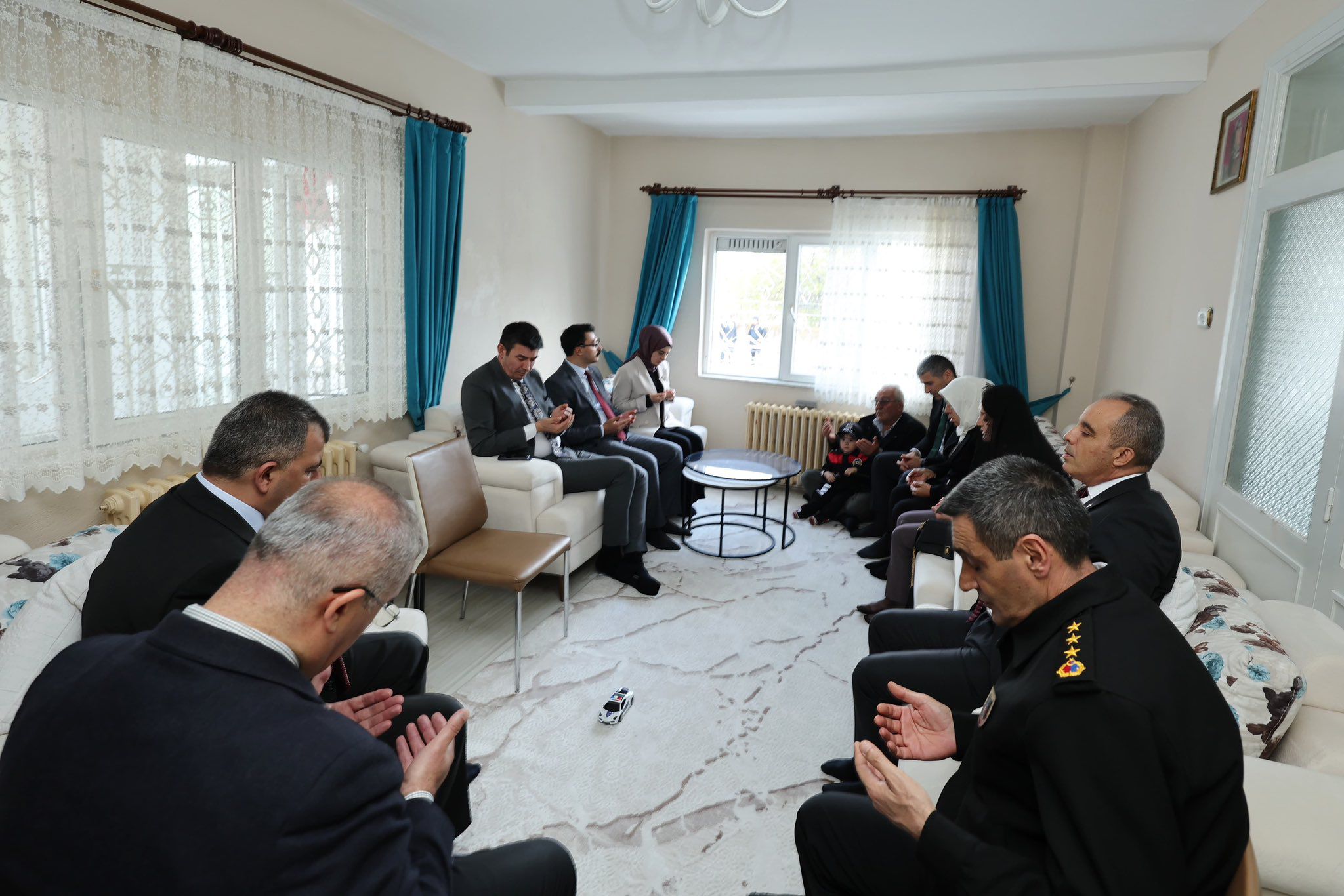Şehit Polis Memuru Fakı Eryörük’ün Kıymetli Ailesini Valimiz Dr. Naci Aktaş ile eşi Nagihan Aktaş Hanımefendi Ziyaret Etti
