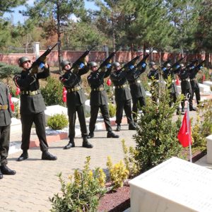 18 Mart Çanakkale Zaferi ve Şehitleri Anma Günü Dolayısıyla Düzenlenen Çelenk Sunma Törenine Katıldık - fotoğraf 3