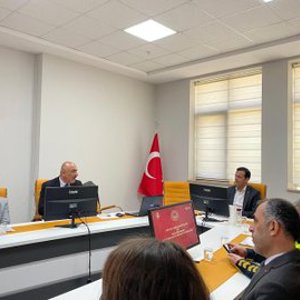 Sosyal Risk Haritası çalışmalarının işlevselliğinin artırılması, kurumlar arası koordinasyonun sağlanması amacıyla Vali Yardımcısı Uğur TUTKAN başkanlığında dış paydaş kurumlara yönelik bilgilendirme toplantısı yapılmıştır.  - fotoğraf 3