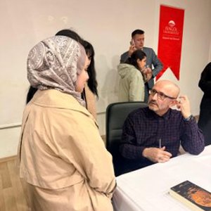 Çocuk evlerinde koruma ve bakim altinda olan çocuklarimiz ile birlikte Bingöl Üniversitesi ev sahipliginde gerceklestirilen Yazar Dr. Mustafa ULUSOY'un söyleşi ve imza gününe katıldık.  - fotoğraf 2