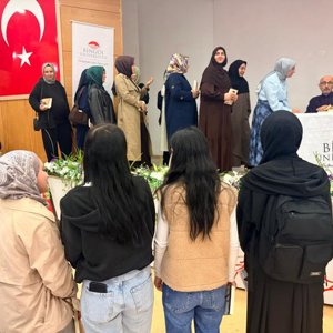 Çocuk evlerinde koruma ve bakim altinda olan çocuklarimiz ile birlikte Bingöl Üniversitesi ev sahipliginde gerceklestirilen Yazar Dr. Mustafa ULUSOY'un söyleşi ve imza gününe katıldık.  - fotoğraf 1