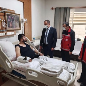 Siverek’te Yaralanan Öğretmenimize Ziyaret - fotoğraf 1