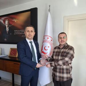 Plaket Takdim Edildi. - fotoğraf 1