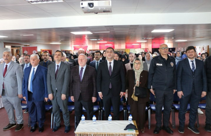 Of Halk Eğitimi Merkezi Tarafından 2025–2026 Eğitim Öğretim Yılı Kapsamında Düzenlenen Yıl Sonu Sergisi Gerçekleştirildi.