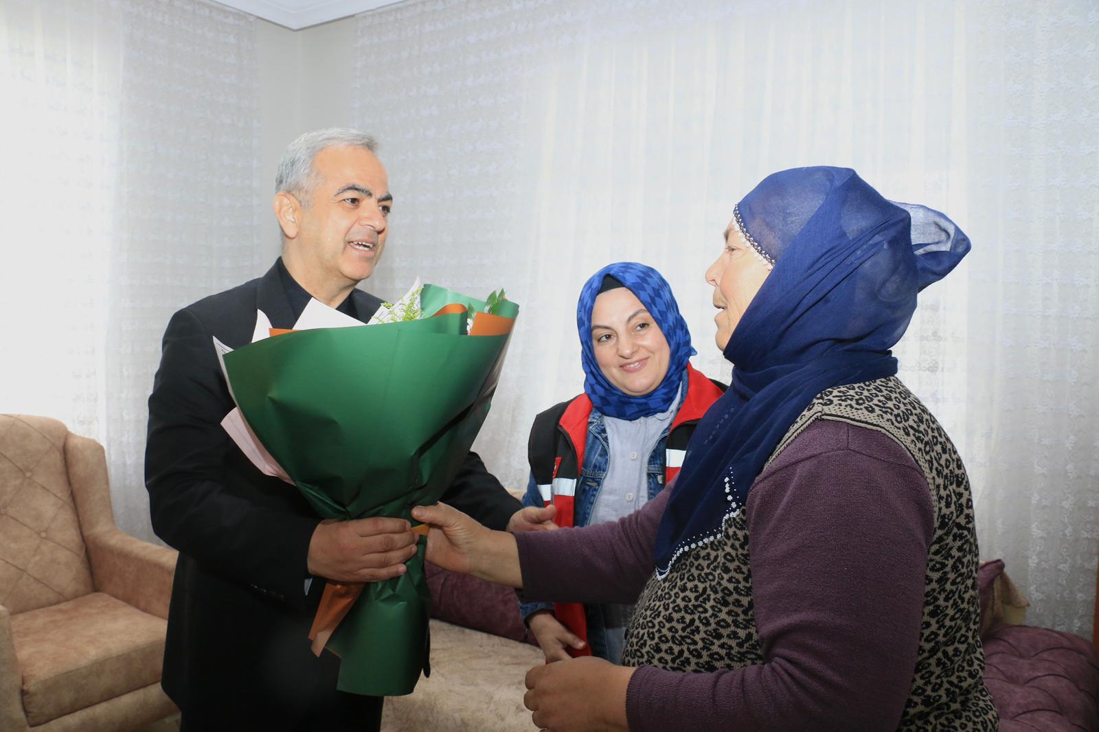 İL MÜDÜRÜMÜZ ÖMER FARUK ERGÜN ŞEHİT ANNESİNE ANNELER GÜNÜ ZİYARETİNDE BULUNDU