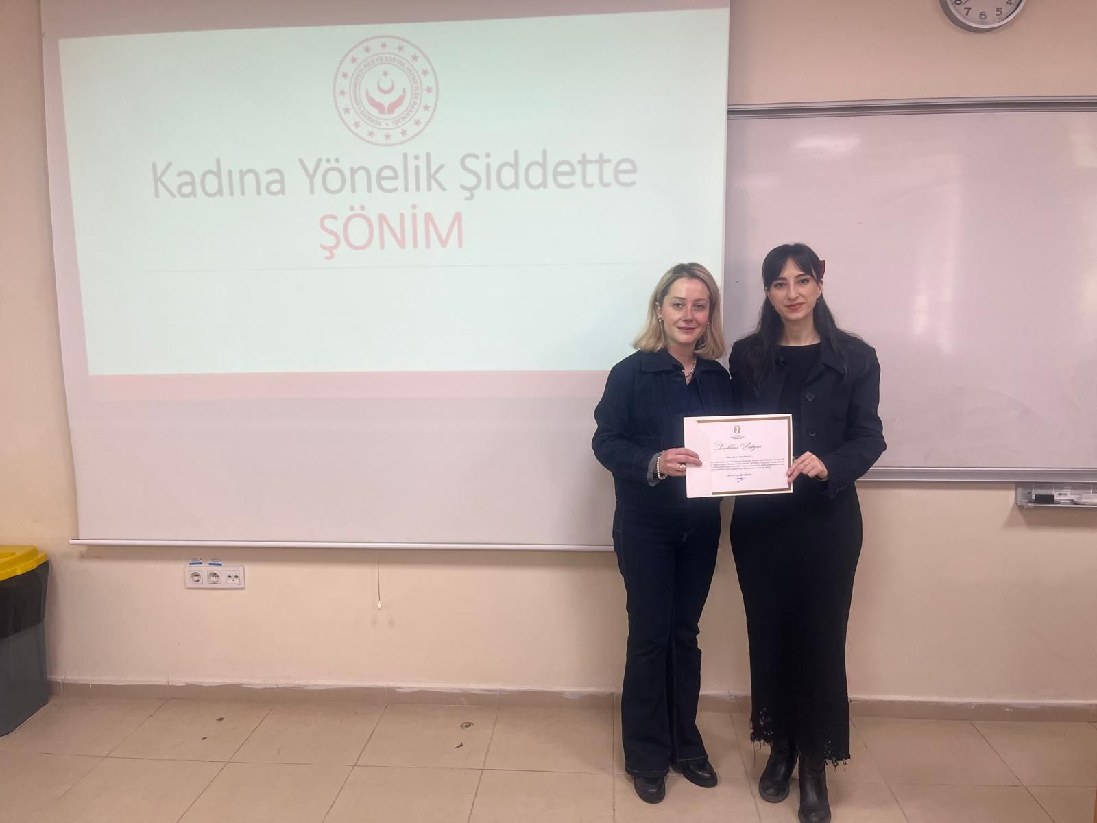SUBÜ Sapanca Meslek Yüksekokulu Öğrencilerine “Kadına Yönelik Şiddetle Mücadele ve Güvenli İlişkiler” Eğitimi Verildi